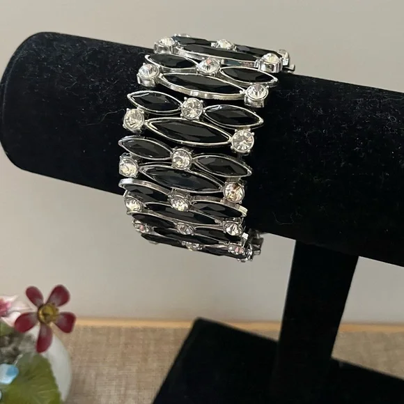 Elegant Black and Silver Bracelet - Picture 3 of 4